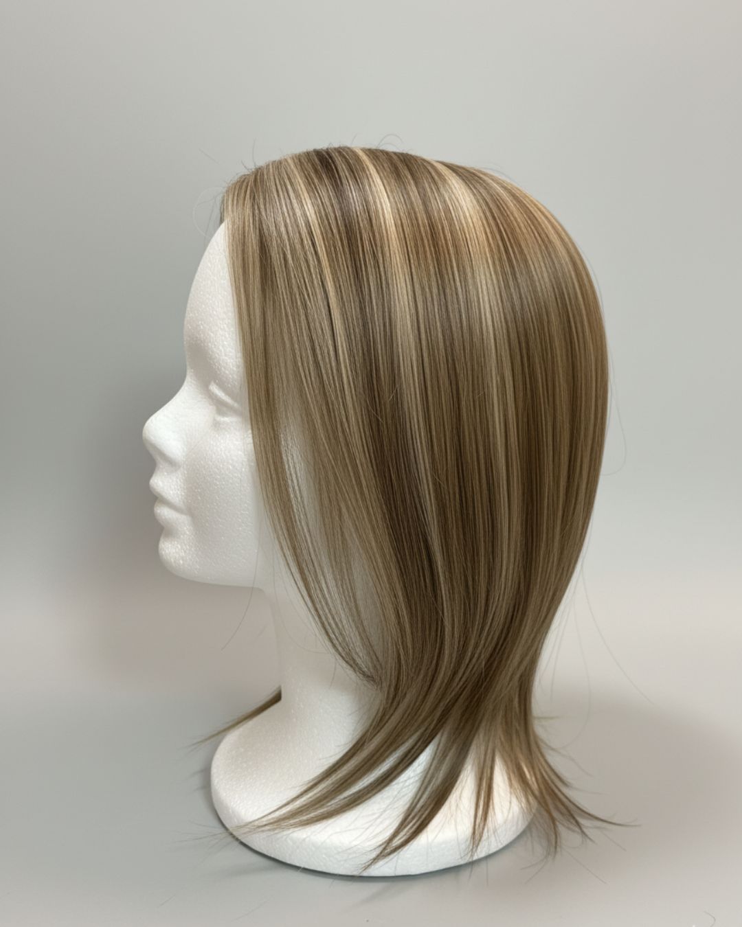 Postizo de cabello natural Bogotá de Carla Bedia sobre un maniquí.