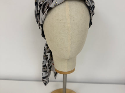 Pañuelo Oncológico Carla Bedia | Zoe Silk Geométrico Plata