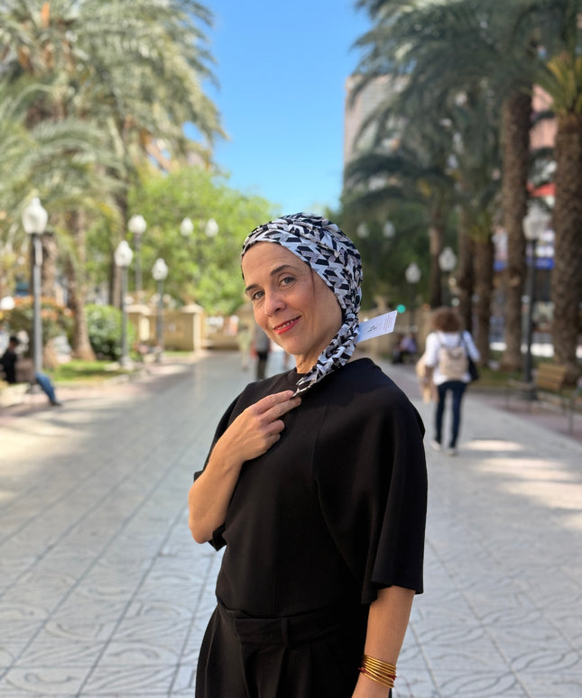 Pañuelo Oncológico Carla Bedia | Zoe Silk Geométrico Plata