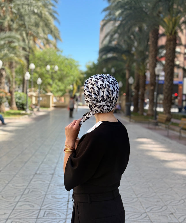 Pañuelo Oncológico Carla Bedia | Zoe Silk Geométrico Plata