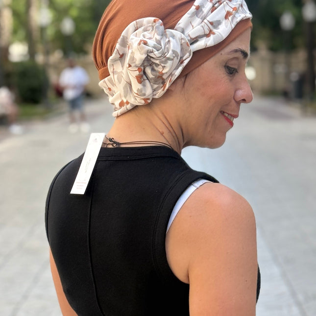 Pañuelo Oncológico Carla Bedia | Lara Cognac Floral Gris