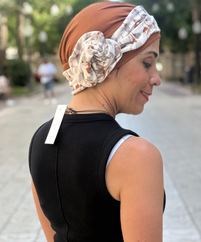 Pañuelo Oncológico Carla Bedia | Lara Cognac Floral Gris
