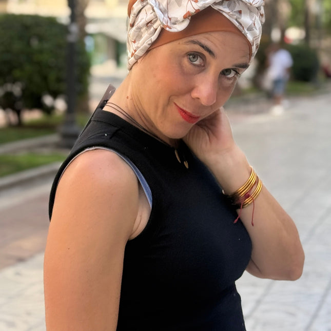 Pañuelo Oncológico Carla Bedia | Lara Cognac Floral Gris