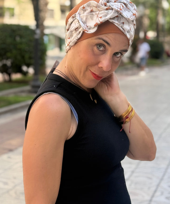Pañuelo Oncológico Carla Bedia | Lara Cognac Floral Gris