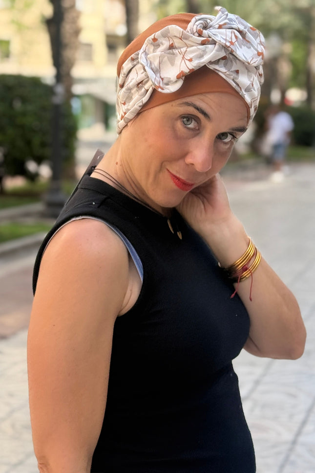 Pañuelo Oncológico Carla Bedia | Lara Cognac Floral Gris