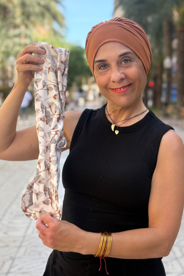 Pañuelo Oncológico Carla Bedia | Lara Cognac Floral Gris