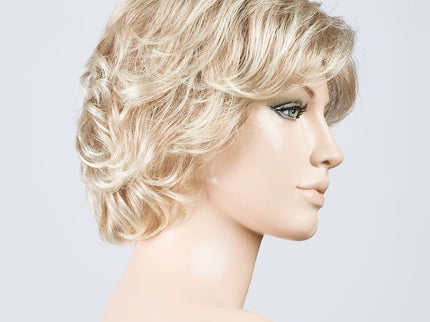 Peluca Alexis de Ellen Wille, color Champagne Mix, vista lateral en maniquí