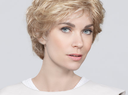 Peluca Alexis Deluxe de Ellen Wille, color Champagne Mix, fotografía en persona, vista 1