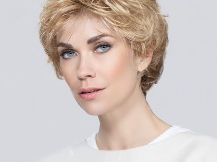 Peluca Alexis Deluxe de Ellen Wille, color Champagne Mix, fotografía en persona, vista 2