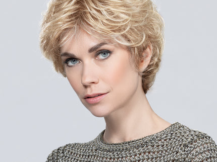 Peluca Alexis Deluxe de Ellen Wille, color Champagne Mix, fotografía en persona, vista 3