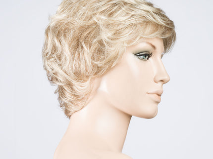 Peluca Alexis Deluxe de Ellen Wille, color Champagne Mix, vista lateral en maniquí