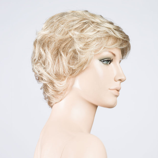 Peluca Alexis Deluxe de Ellen Wille, color Champagne Mix, vista lateral en maniquí