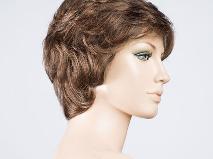 Peluca Alexis Deluxe de Ellen Wille, color Chocolate Mix, vista lateral en maniquí