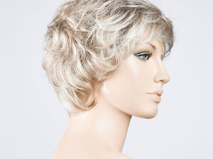 Peluca Alexis Deluxe de Ellen Wille, color Pearlblonde Rooted, vista lateral en maniquí