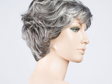 Peluca Alexis Deluxe de Ellen Wille, color Salt Pepper Mix, vista lateral en maniquí