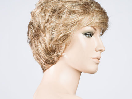 Peluca Alexis Deluxe de Ellen Wille, color Sand Mix, vista lateral en maniquí