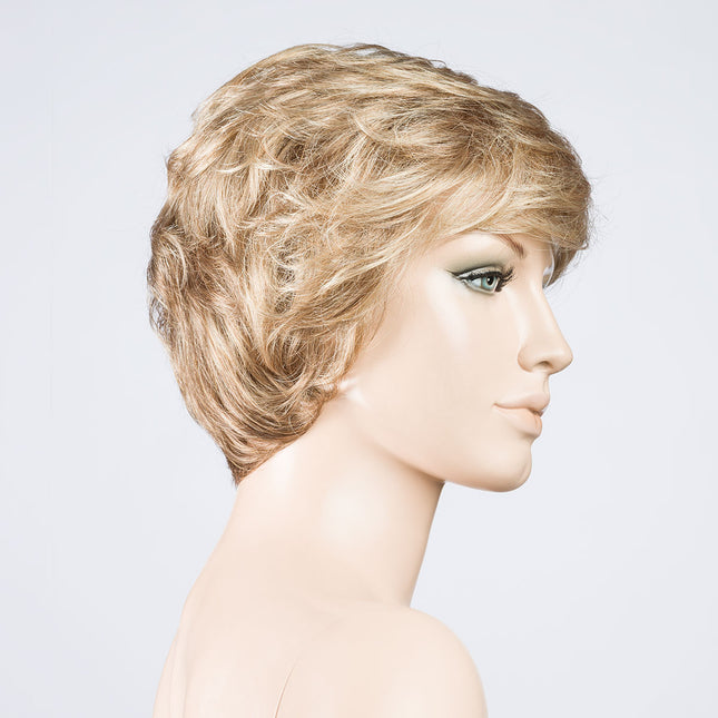 Peluca Alexis Deluxe de Ellen Wille, color Sand Mix, vista lateral en maniquí