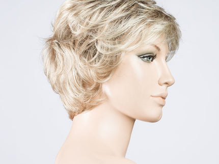 Peluca Alexis Deluxe de Ellen Wille, color Sandyblonde Rooted, vista lateral en maniquí