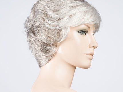 Peluca Alexis Deluxe de Ellen Wille, color Snow Mix, vista lateral en maniquí