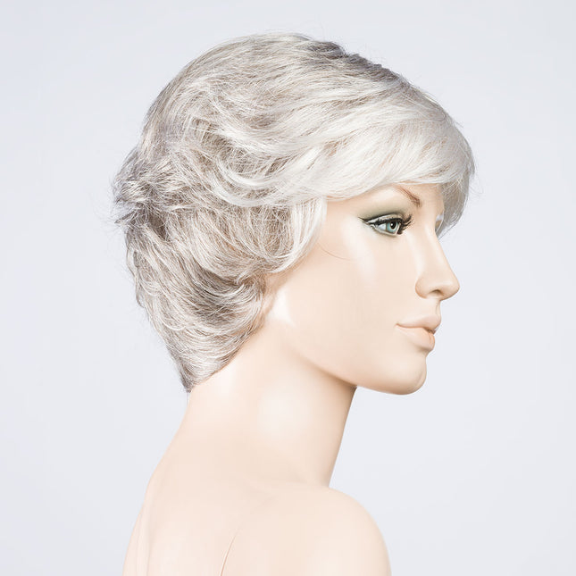 Peluca Alexis Deluxe de Ellen Wille, color Snow Mix, vista lateral en maniquí