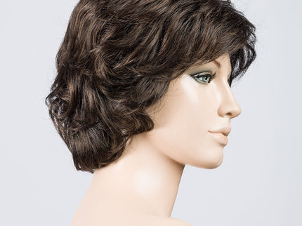 Peluca Alexis de Ellen Wille, color Lightespresso Mix, vista lateral en maniquí