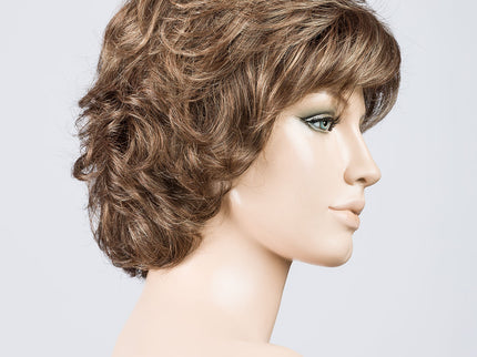 Peluca Alexis de Ellen Wille, color Nougat Rooted, vista lateral en maniquí