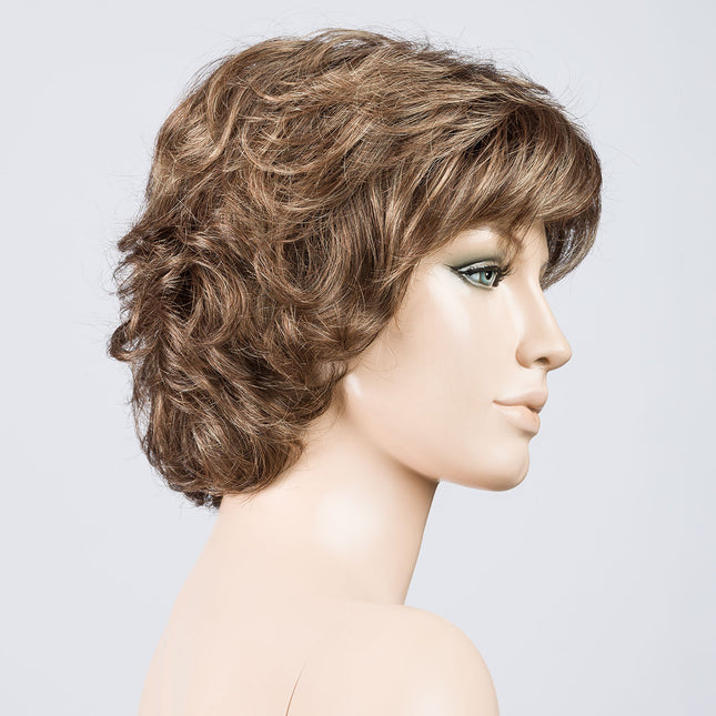 Peluca Alexis de Ellen Wille, color Nougat Rooted, vista lateral en maniquí