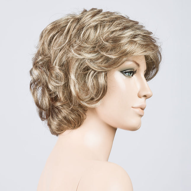 Peluca Alexis de Ellen Wille, color Sand Mix, vista lateral en maniquí