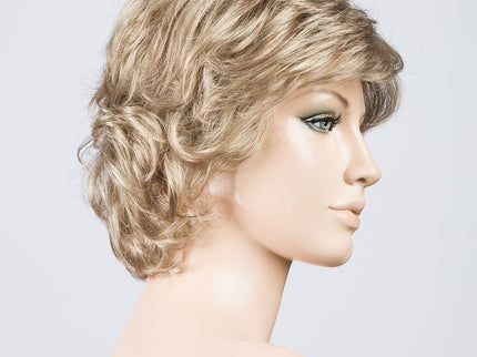Peluca Alexis de Ellen Wille, color Sandmulti Mix, vista lateral en maniquí