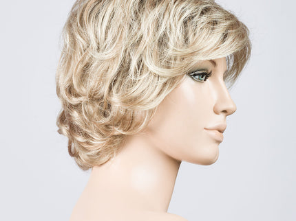 Peluca Alexis de Ellen Wille, color Sandyblonde Rooted, vista lateral en maniquí