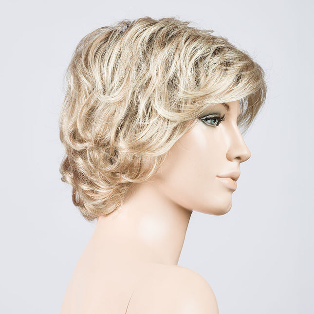 Peluca Alexis de Ellen Wille, color Sandyblonde Rooted, vista lateral en maniquí