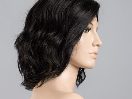 Peluca Amber Mono Part de Ellen Wille, color Black, en maniquí