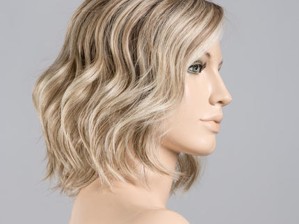 Peluca Amber Mono Part de Ellen Wille, color Champagne Rooted, en maniquí