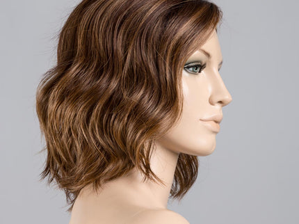 Peluca Amber Mono Part de Ellen Wille, color Chocolate Rooted, en maniquí