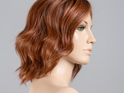 Peluca Amber Mono Part de Ellen Wille, color Cinnamonbrown Rooted, en maniquí