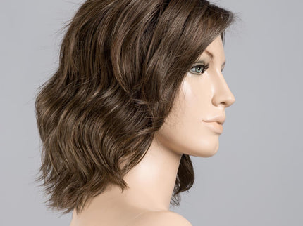 Peluca Amber Mono Part de Ellen Wille, color Coffeebrown Frosted, en maniquí