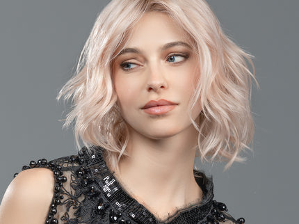 Peluca Amber Mono Part de Ellen Wille, color Malibu Blonde Rooted, fotografía en modelo