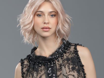 Peluca Amber Mono Part de Ellen Wille, color Malibu Blonde Rooted, fotografía en modelo