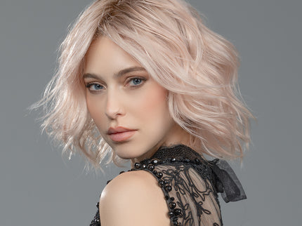 Peluca Amber Mono Part de Ellen Wille, color Malibu Blonde Rooted, fotografía en modelo