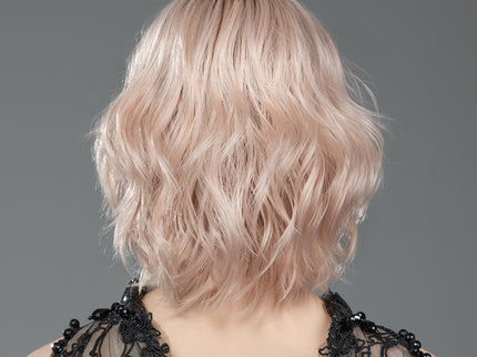 Peluca Amber Mono Part de Ellen Wille, color Malibu Blonde Rooted, fotografía en modelo
