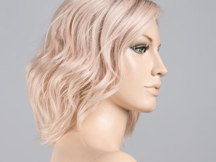 Peluca Amber Mono Part de Ellen Wille, color Malibu Blonde Rooted, en maniquí