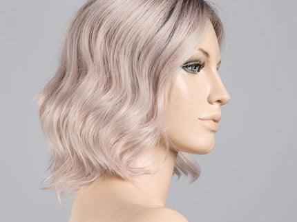 Peluca Amber Mono Part de Ellen Wille, color Pastel Rose Rooted, en maniquí