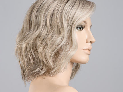 Peluca Amber Mono Part de Ellen Wille, color Pearlblonde Rooted, en maniquí