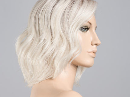 Peluca Amber Mono Part de Ellen Wille, color Platinblonde Rooted, en maniquí