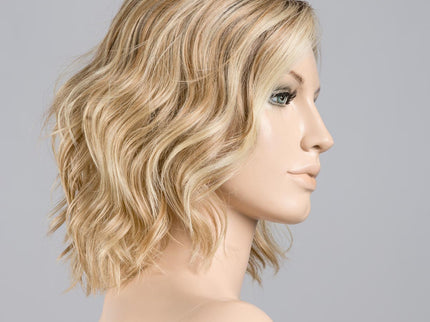 Peluca Amber Mono Part de Ellen Wille, color Sahara Beige Rooted, en maniquí