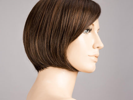 Peluca Amy Deluxe de Ellen Wille, color Chocolate Mix, vista lateral en maniquí