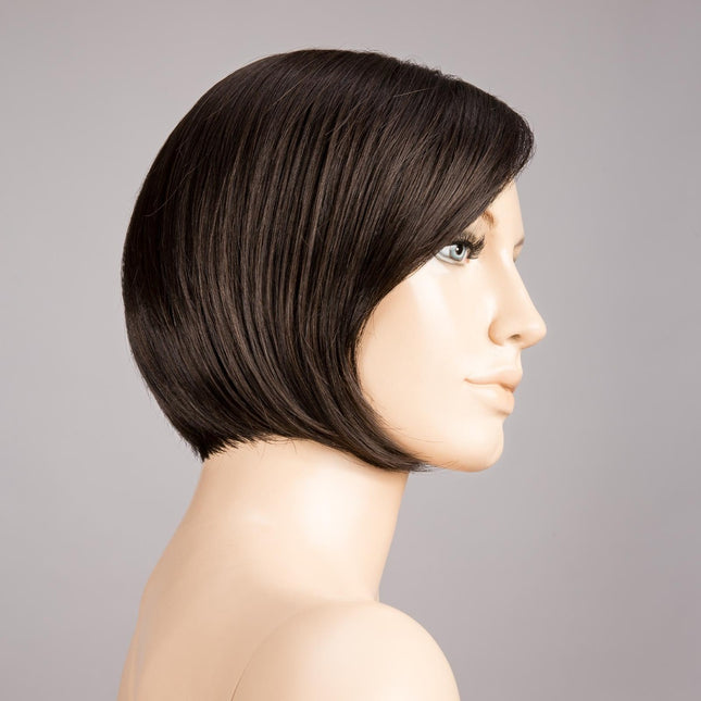 Peluca Amy Deluxe de Ellen Wille, color Espresso Mix, vista lateral en maniquí