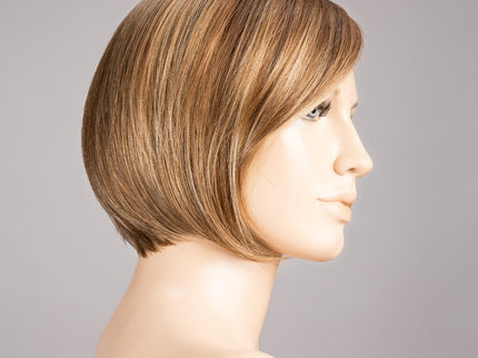 Peluca Amy Deluxe de Ellen Wille, color Lightbernstein Rooted, vista lateral en maniquí