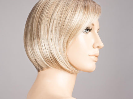 Peluca Amy Deluxe de Ellen Wille, color Lightcaramel Rooted, vista lateral en maniquí