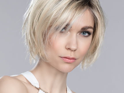 Peluca Amy Deluxe de Ellen Wille, color Lightchampagne Rooted, fotografía en persona